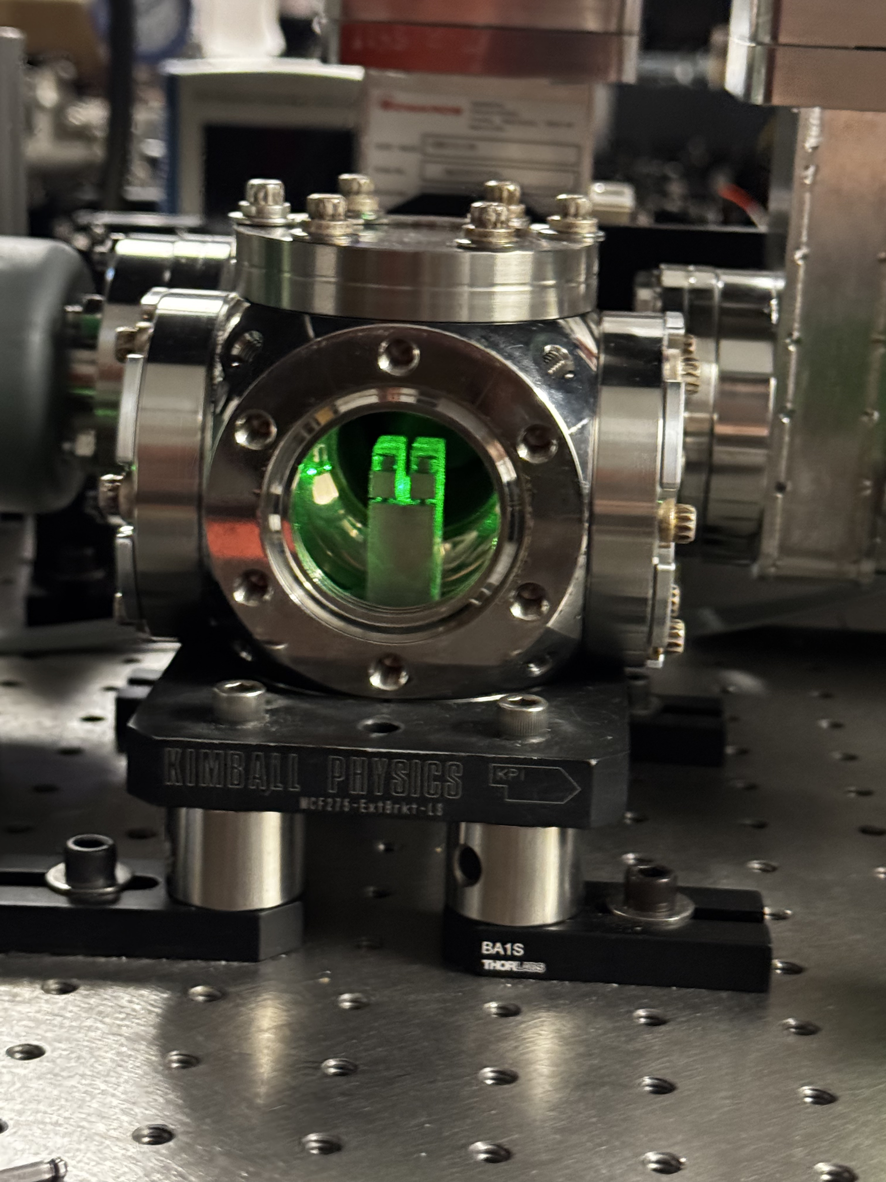 A side view of the high vacuum chamber where the silica particle is levitated.